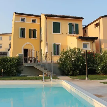 Garda Moon Flats * كوسترمانو